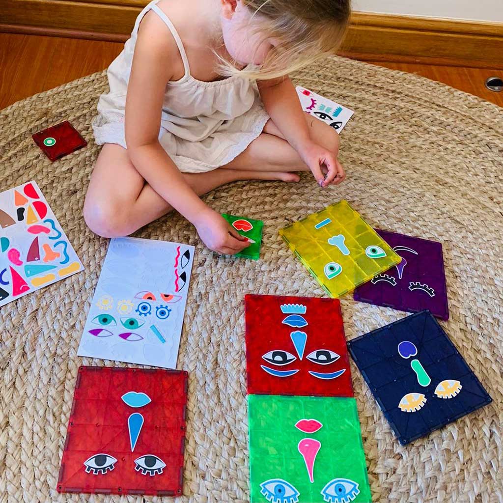 Nina usando IMANIX STICKERS Reutilizable - Braintoys