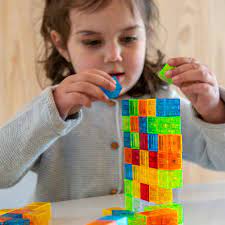 Nino jugando Imanix CUBIX 50 piezas - Braintoys 