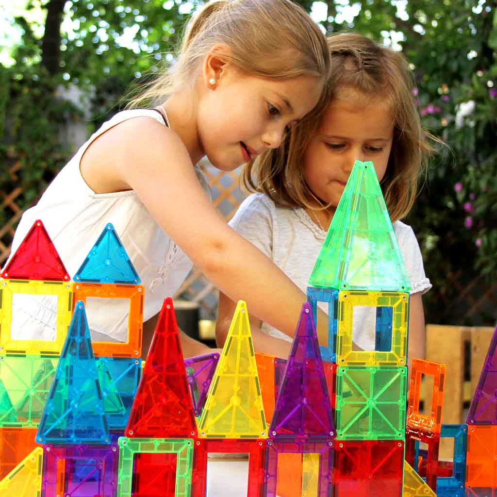 Ninas  jugando Imanix 60 piezas - Braintoys