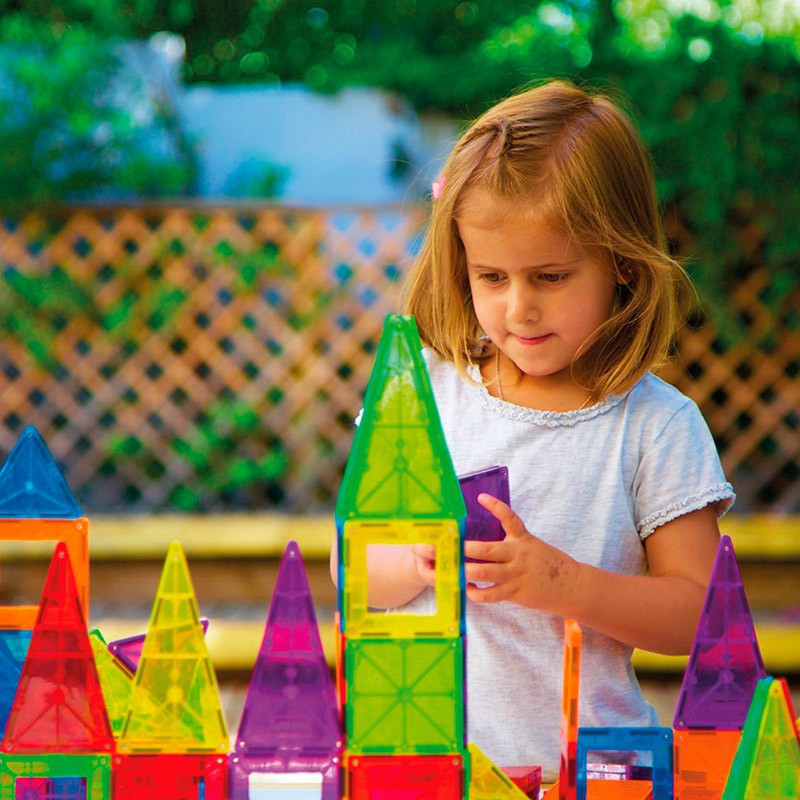 Niña jucando con Imanix CLASSIC