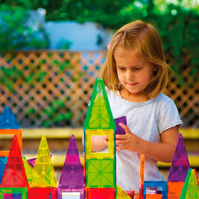 Niña jucando con Imanix CLASSIC