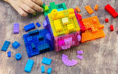 En una mesa armado Imanix IMABRICK DOUBLE SIDE 8 piezas magnéticas - Braintoys 