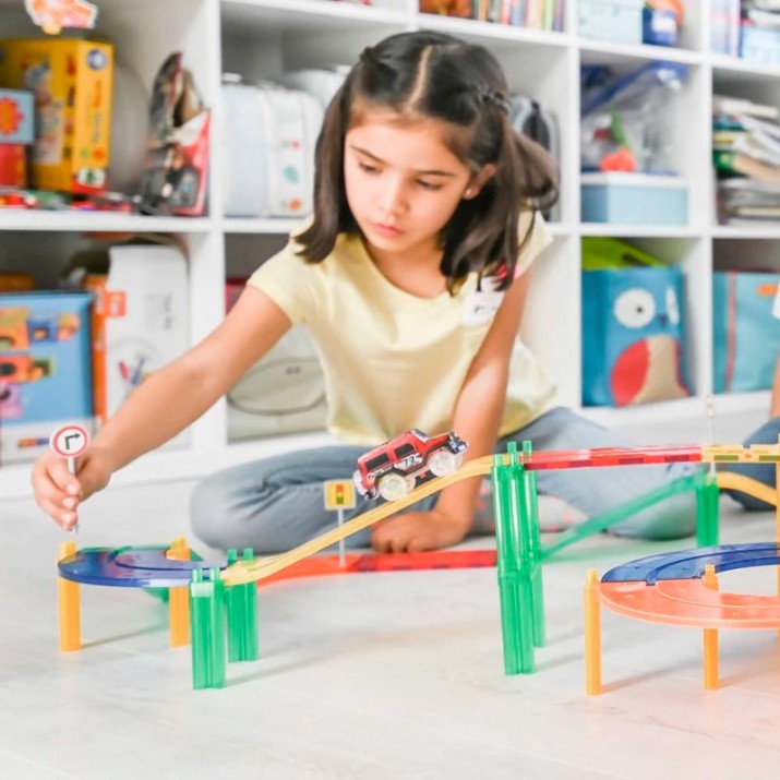 Nina jugando con Imanix PISTA DE CARRERAS 50 piezas - Braintoys