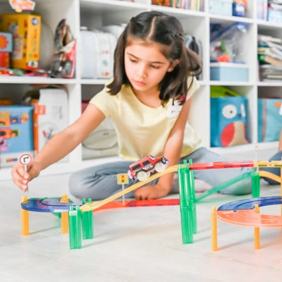 Nina jugando con Imanix PISTA DE CARRERAS 50 piezas - Braintoys