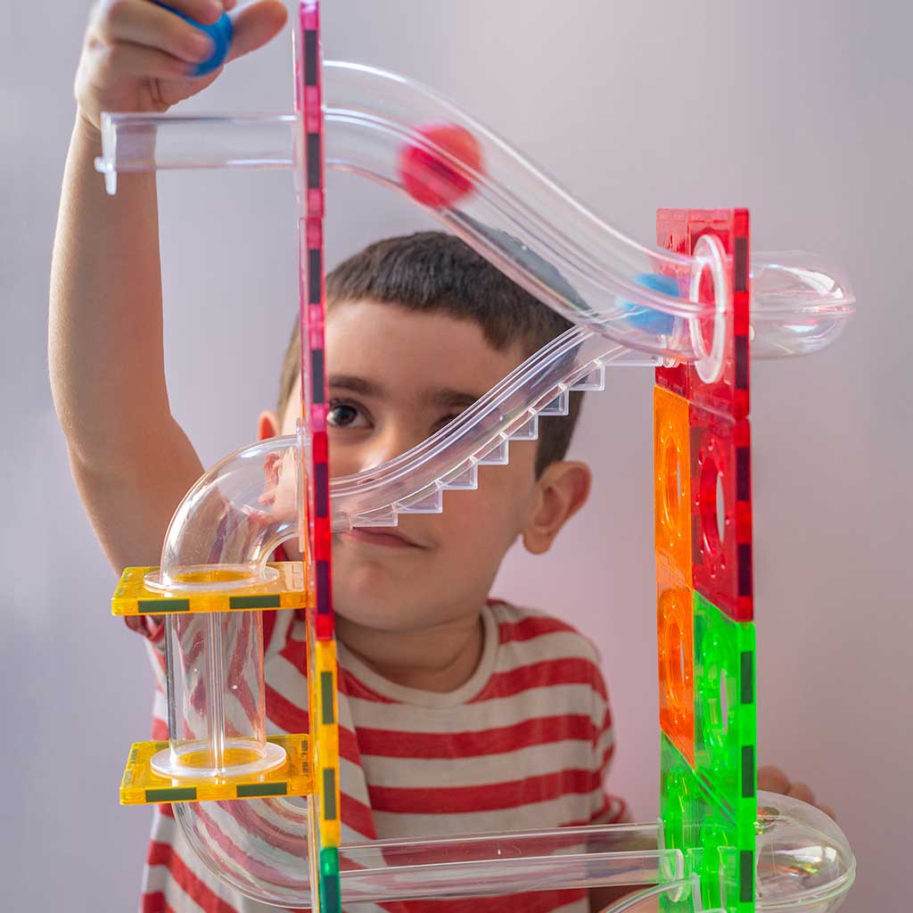 Nino  jugando con Imanix TOBOGÁN 134 piezas - Braintoys